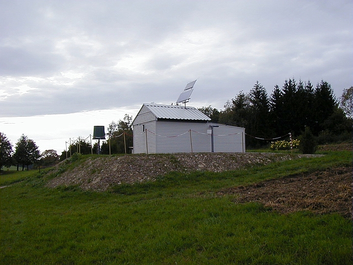 001a_Station.JPG -   Observing Station with closed Roof  -  Beobachtungsstation mit geschlossenem Dach  