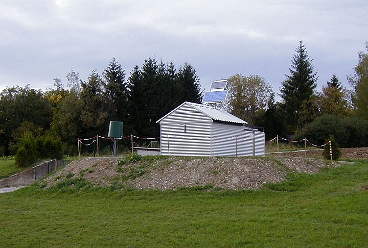 001b_Station.JPG -   Observing Station with closed Roof  -  Beobachtungsstation mit geschlossenem Dach  