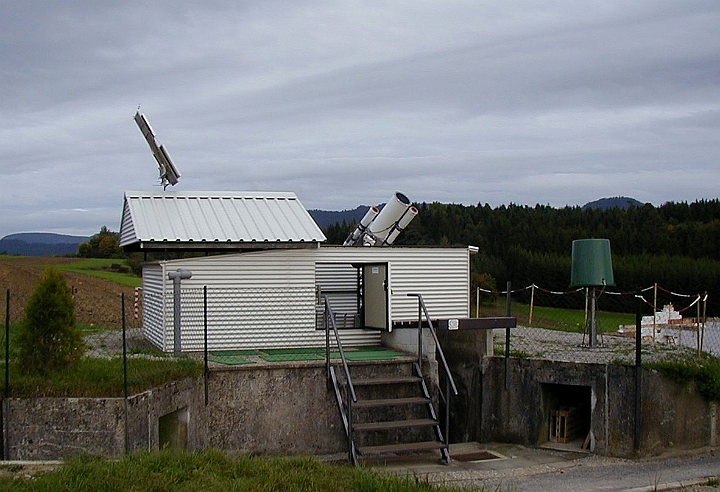 002d_Station.JPG -   Observing Station with opened Roof  -  Beobachtungsstation mit geoeffnetem Dach  