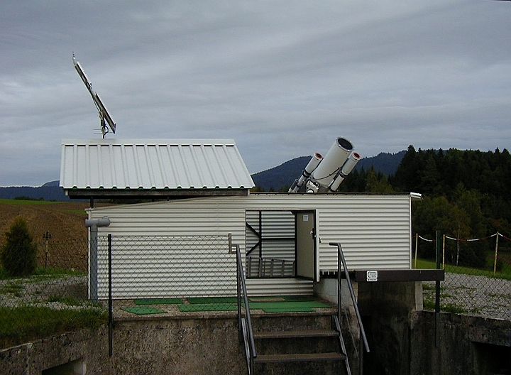 002e_Station.JPG -   Observing Station with opened Roof  -  Beobachtungsstation mit geoeffnetem Dach  