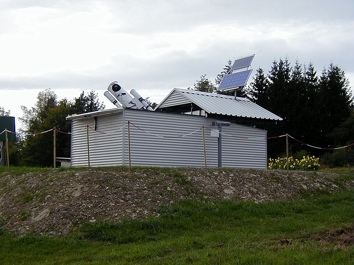 002f_Station.JPG -   Observing Station with opened Roof  -  Beobachtungsstation mit geoeffnetem Dach  