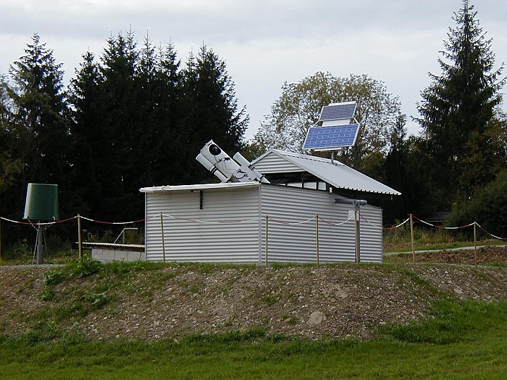 002g_Station.jpg -   Observing Station with opened Roof  -  Beobachtungsstation mit geoeffnetem Dach  